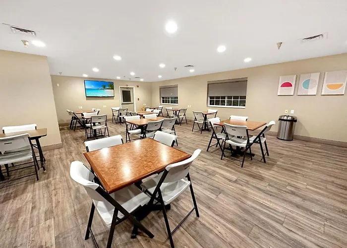 Estherville Hotel & Suites