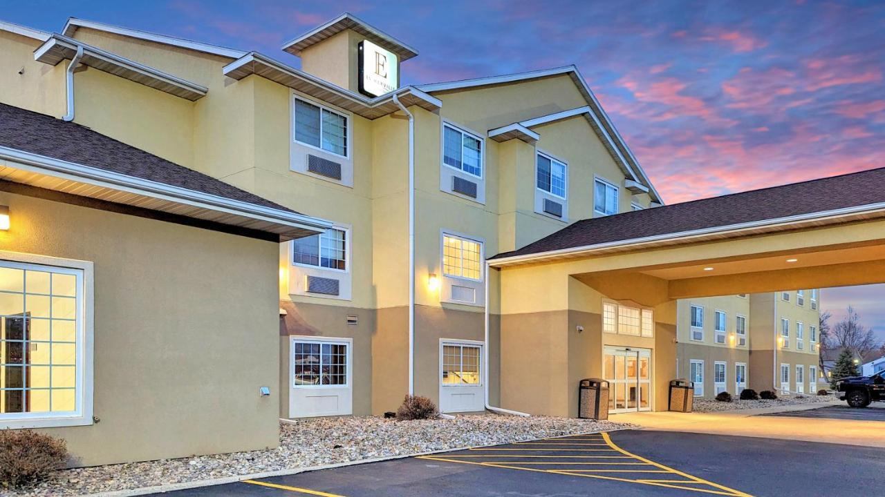 Hotel &