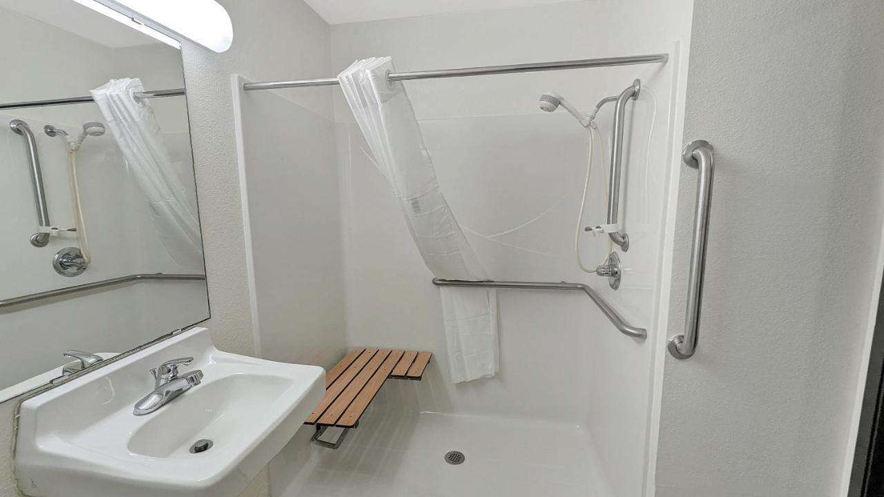 & Hotel Estherville