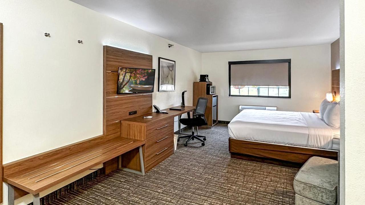 Hotel &
